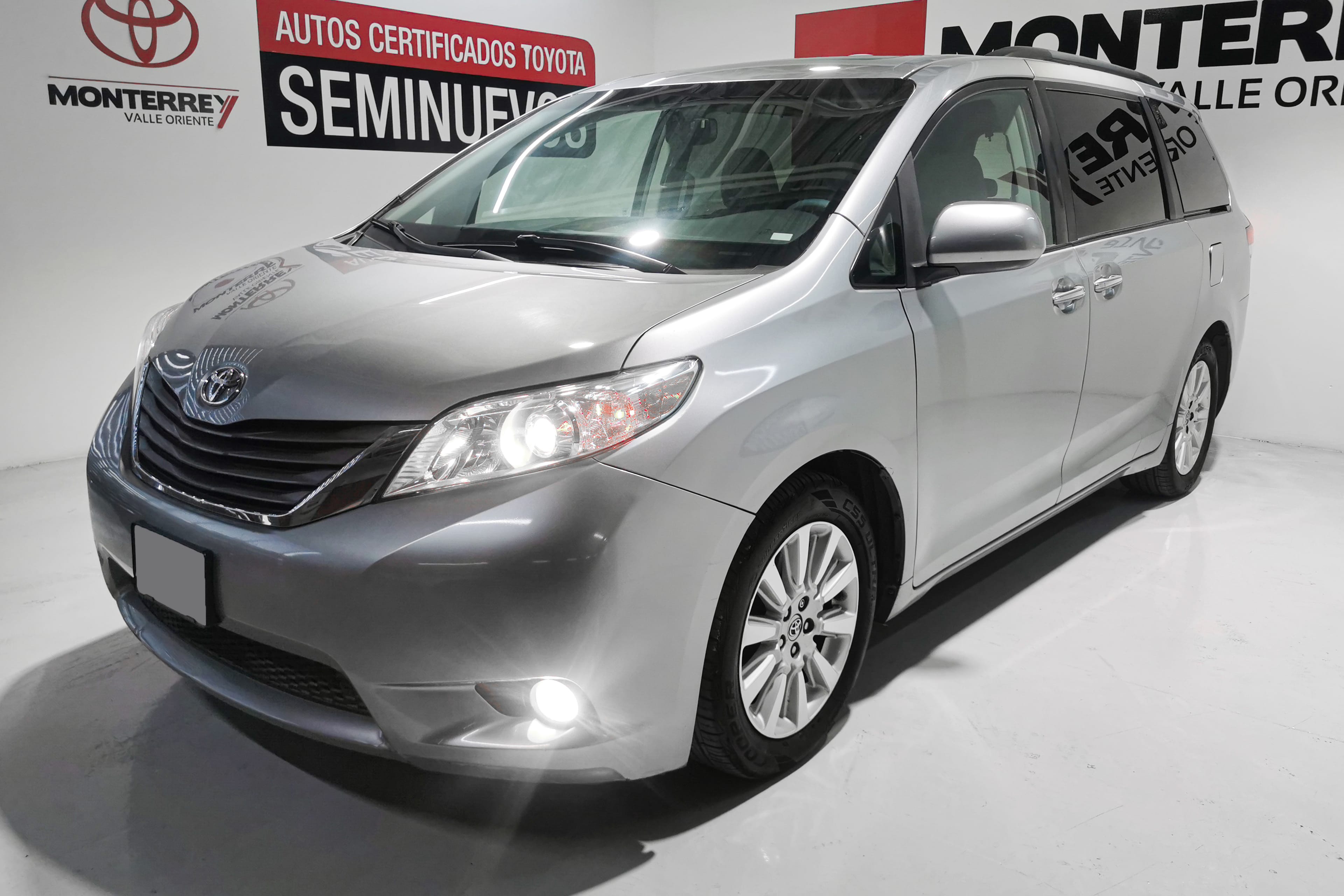 Toyota Sienna XLE (): как Toyota Venza LE () по сравнению с размер топливного бака?